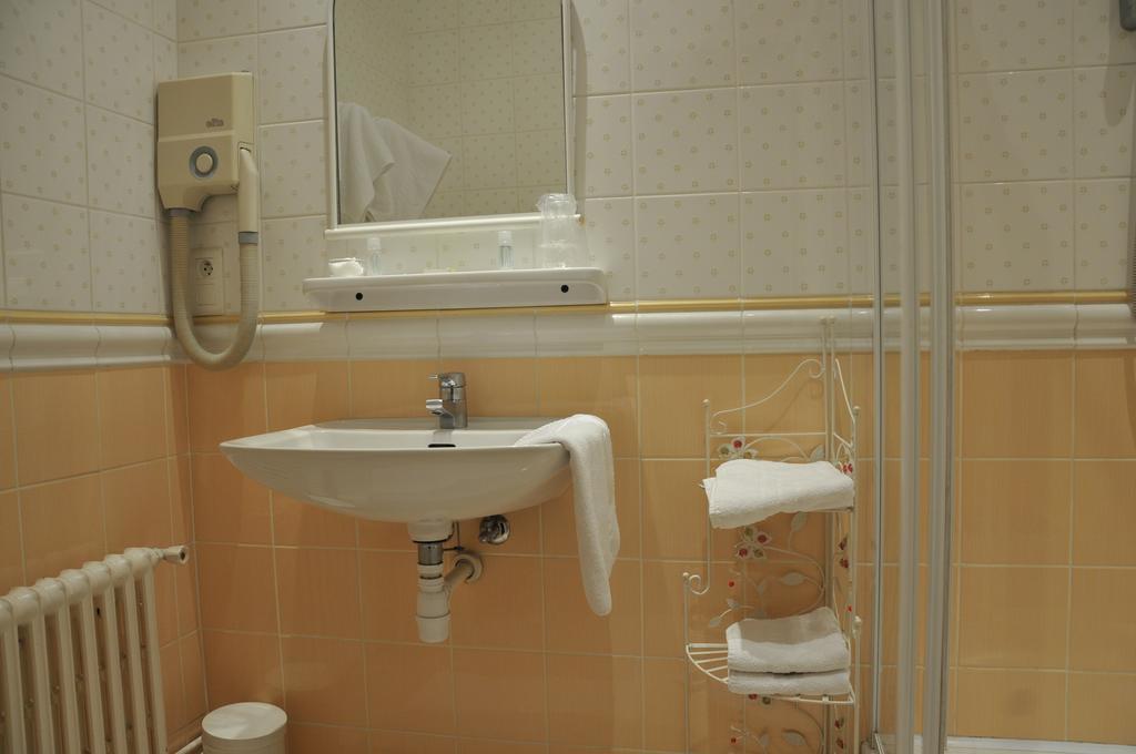 Charleville-Mézières Hotel De Paris מראה חיצוני תמונה
